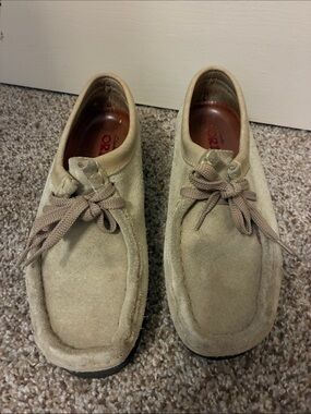 Clarks Wallabee Suede shoes in Beige